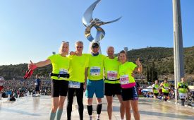 Vijf vrienden uit Ameland bereiken de finish van Marathon Athene. Opgehaalde bedrag gedoneerd aan TRICALS